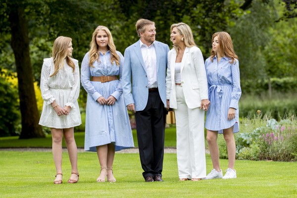 O Rei Willem-Alexander da Holanda com a esposa argentina, Rainha Maxima, e as filhas: Amalia, Alexia e Ariane (Foto: Getty Images)