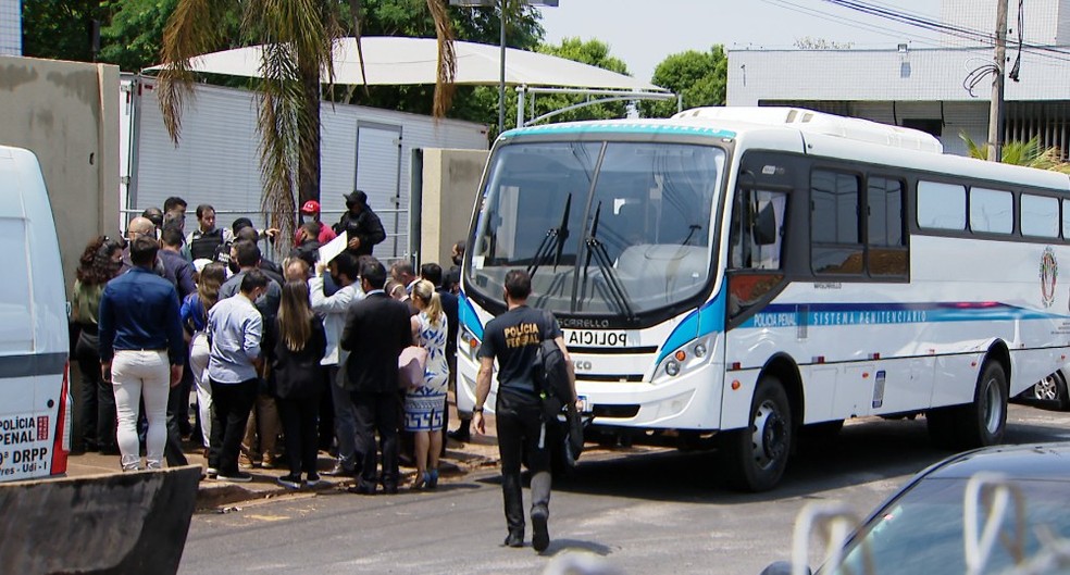 Ônibus foi providenciado para levar detentos presos durante operação "Balada" em Uberlândia — Foto: Reprodução/TV Integração