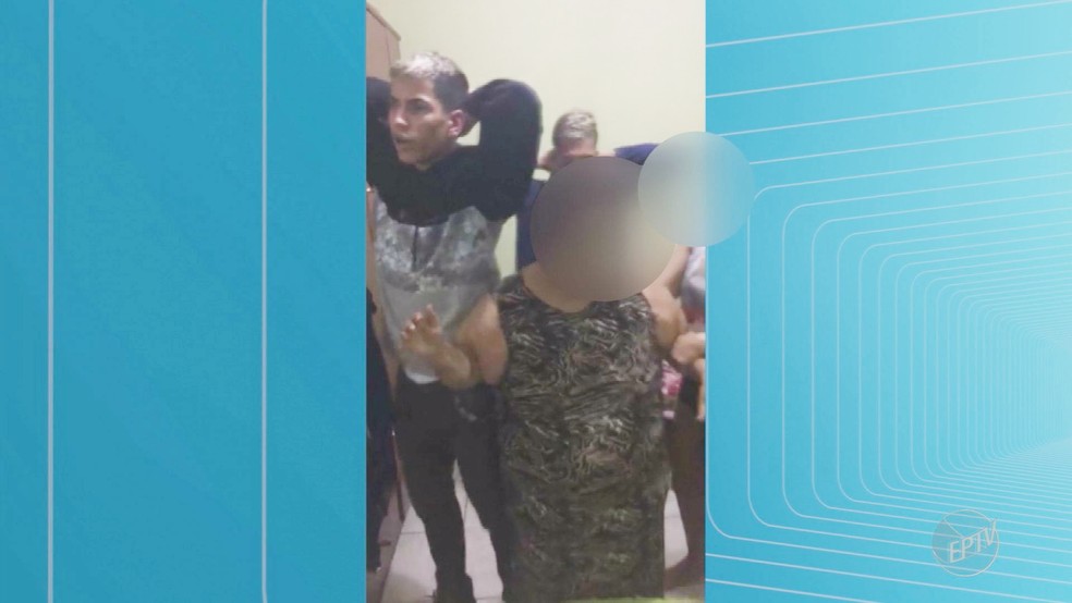 Dupla se rende após fazer família refém por duas horas dentro de casa em Ribeirão Preto (Foto: Reprodução/EPTV)