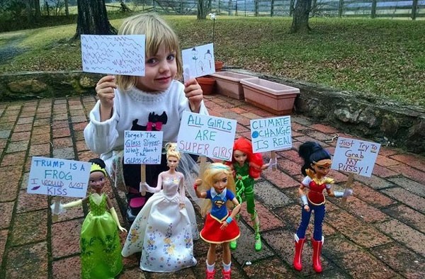 Rose convocou suas bonecas para uma marcha dentro de casa (Foto: Reprodução Facebook)