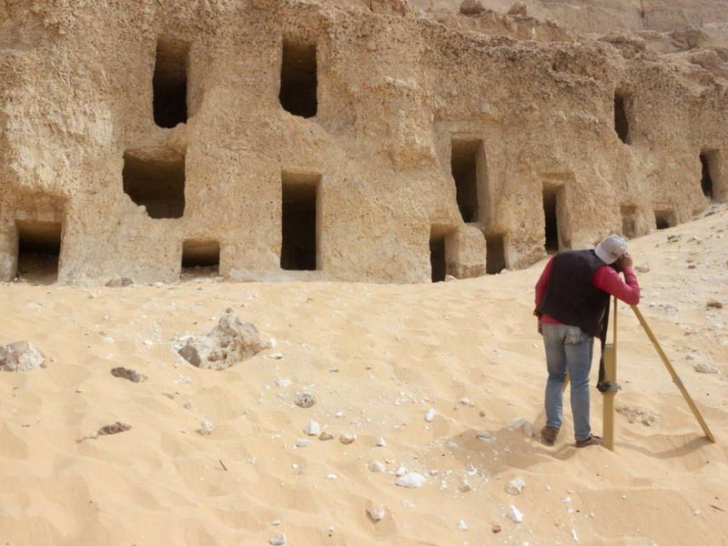  As 250 tumbas estavam escavadas em rocha na necrópole de Al-Hamidiyah, no Egito  (Foto: Reprodução/Ministério Egípcio de Turismo e Antiguidades)