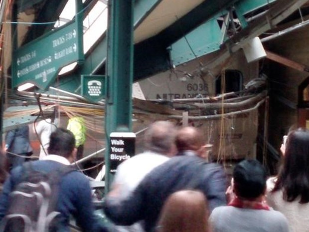 Pessoas observam trem que bateu em estação de Nova Jérsei, nos EUA, nesta quinta-feira (29) (Foto: Chris Lantero via Reuters)