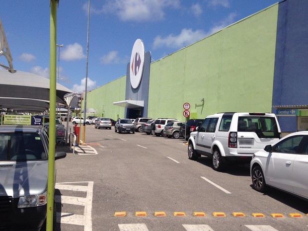Caso aconteceu na unidade do Carrefour da BR-230, no bairro do Bessa, em João Pessoa (Foto: Walter Paparazzo/G1)