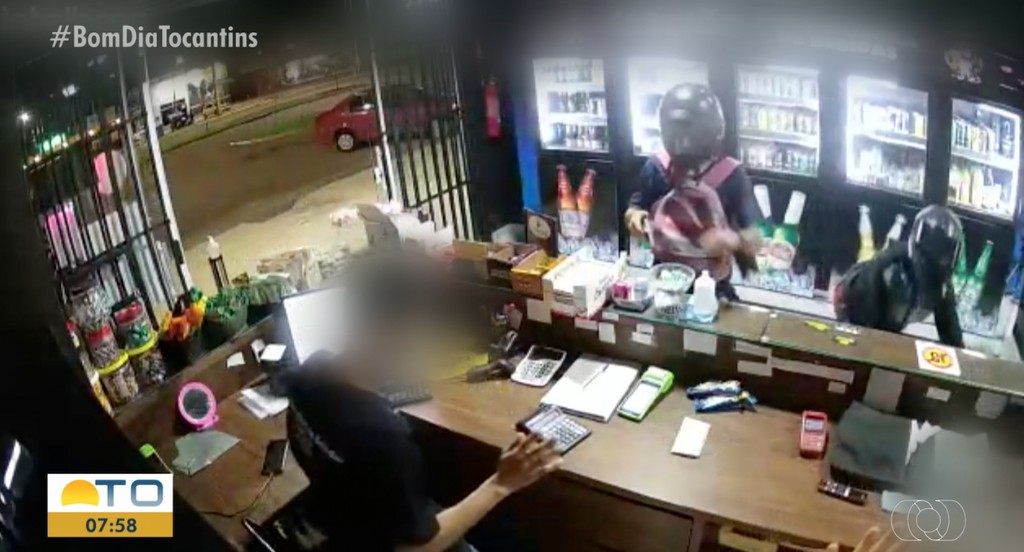 Criminosos armados invadem distribuidora de bebidas e rendem funcionários e cliente; VÍDEO