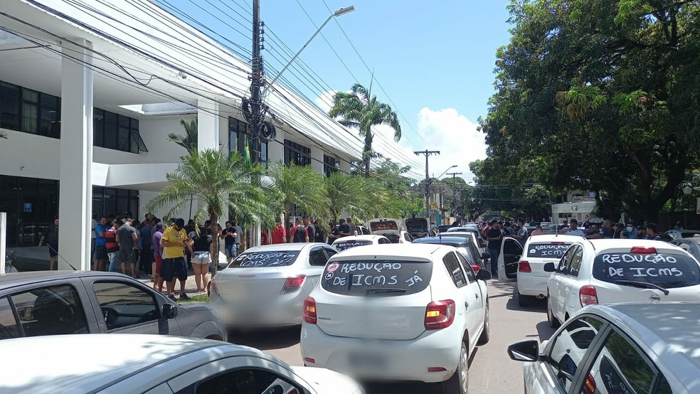 Motoristas de aplicativo reivindicam pela baixa das tarifas e impostos cobrados pela gasolina — Foto: Rafaela Bittencourt/Rede Amazônica