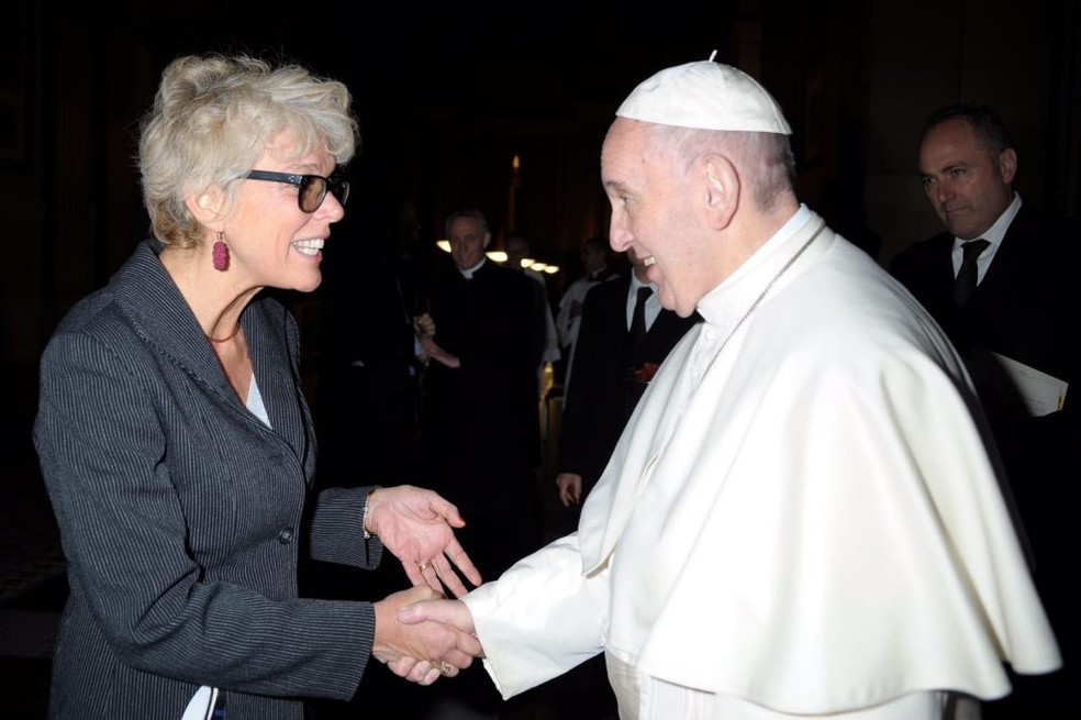 Papa Francisco cumprimenta Cristiane Murray, em imagem de arquivo â€” Foto: Vatican News/ ReproduÃ§Ã£o