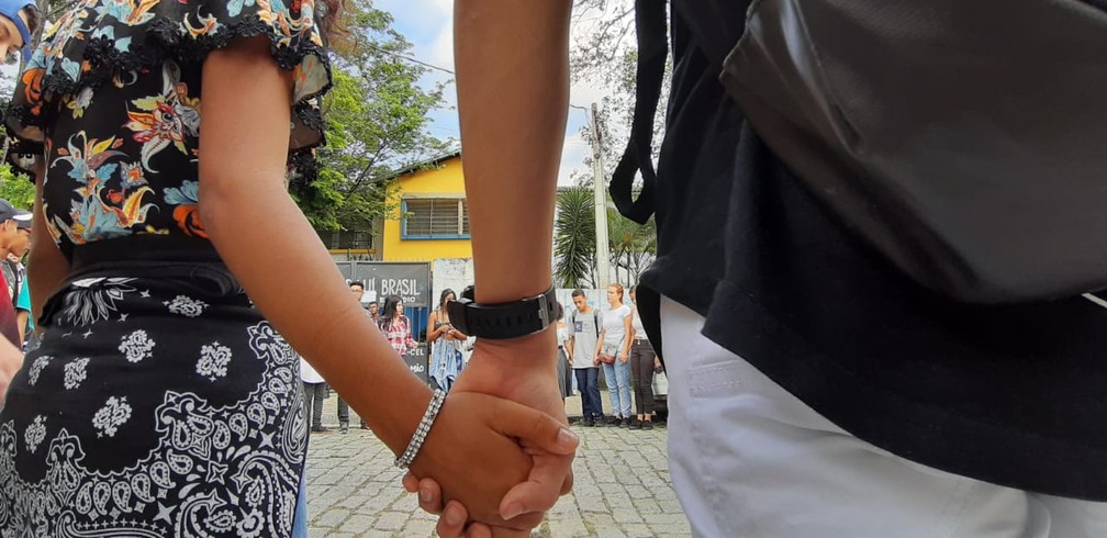 Estudantes cantam e fazem homenagem na Escola Raul Brasil em Suzano — Foto: Maiara Barbosa/G1