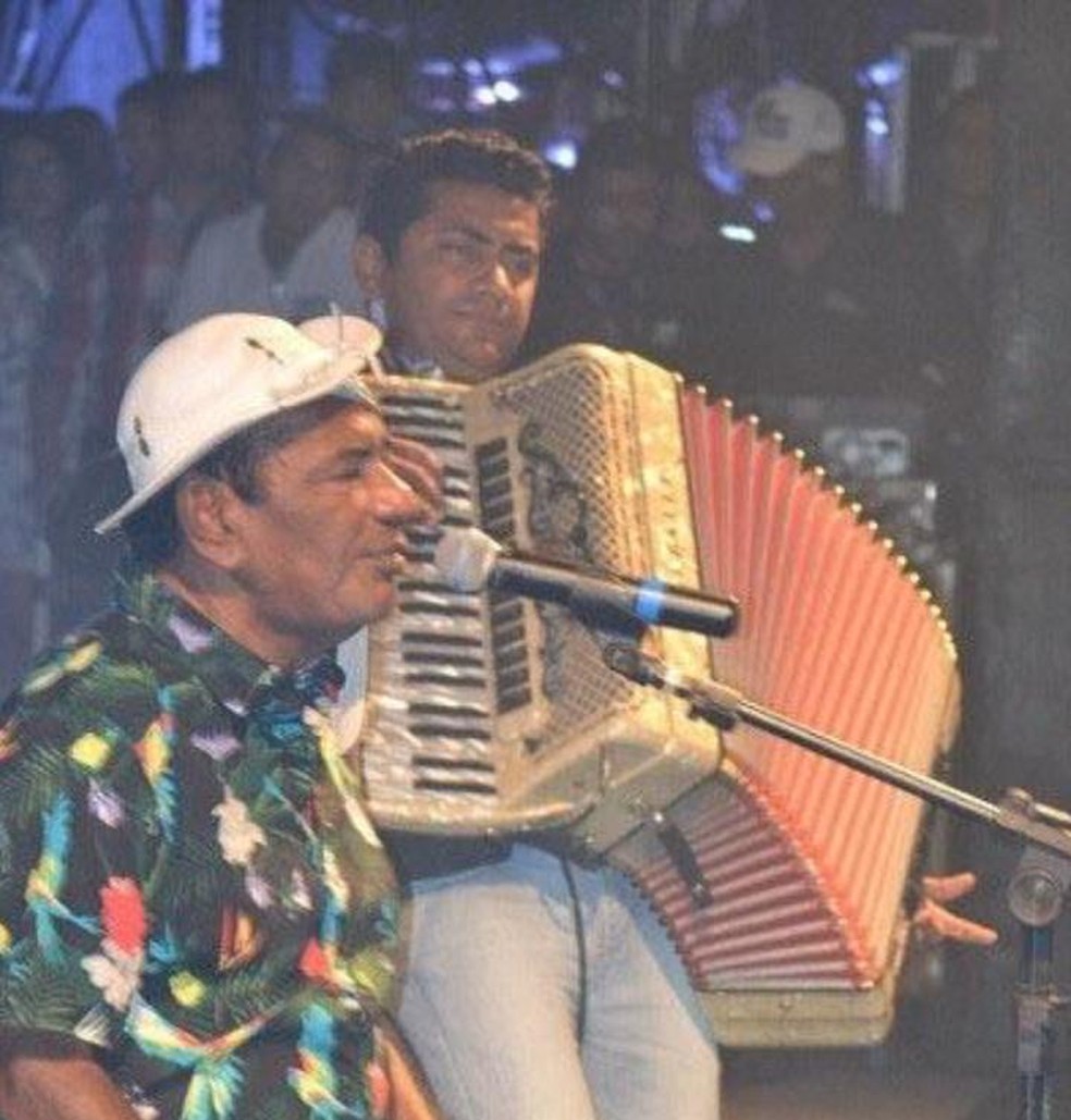 Mô Lima com o pai Pinto do Acordeon no palco, tocando e cantando juntos — Foto: Mô Lima/Arquivo Pessoal