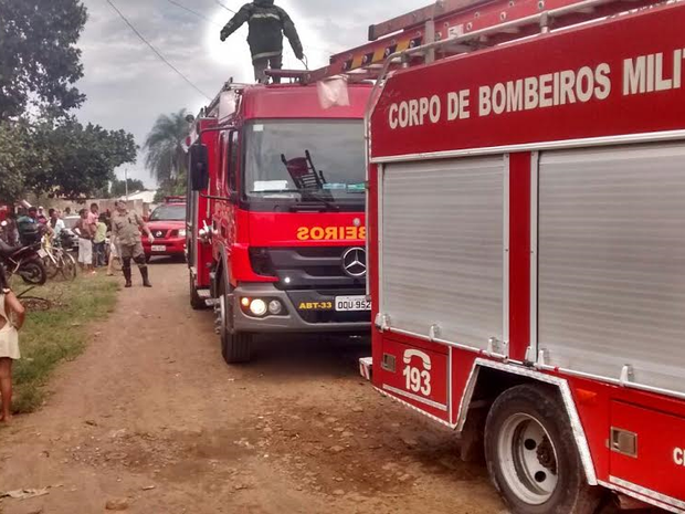 Casa pega fogo e bombeiros usam 6 mil litros de água para conter