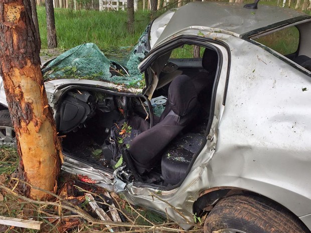 Motorista perdeu o controle da direção e bateu em uma árvore (Foto: Sandro Bittencourt/TV Fronteira)