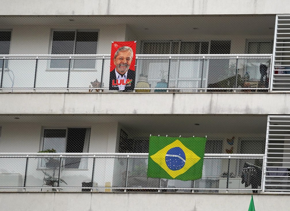 Em Laranjeiras, Zona Sul do RJ, varandas com a toalha do ex-presidente Lula e com a bandeira do Brasil — Foto: Marcos Serra Lima/g1