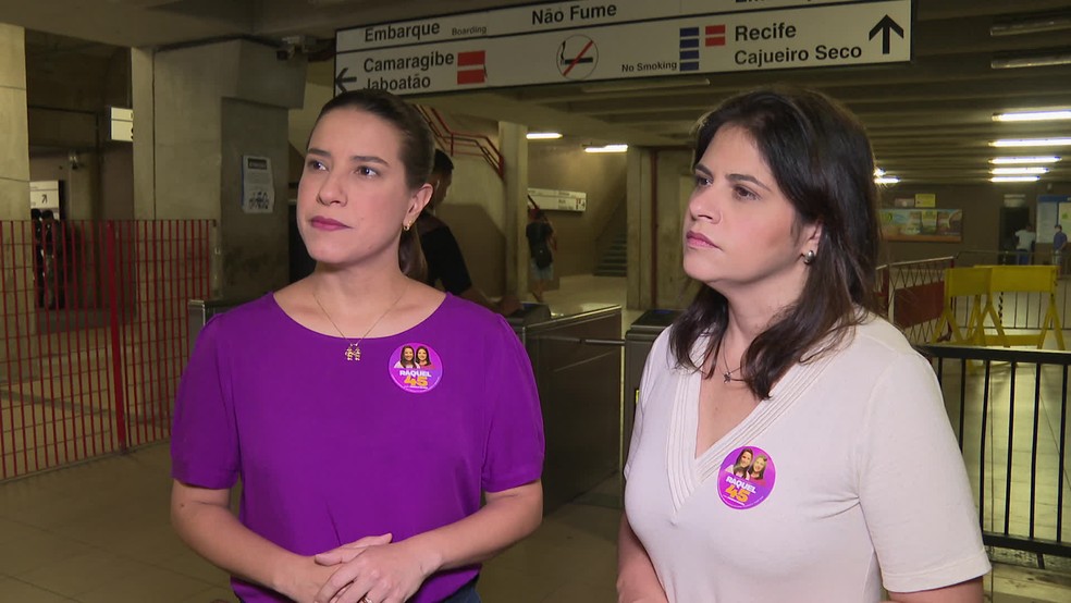Raquel Lyra (PSDB) e Priscila Krause (Cidadania) no saguão de embarque e desembarque da estação de metrô Joana Bezerra — Foto: Beto Marques/TV Globo