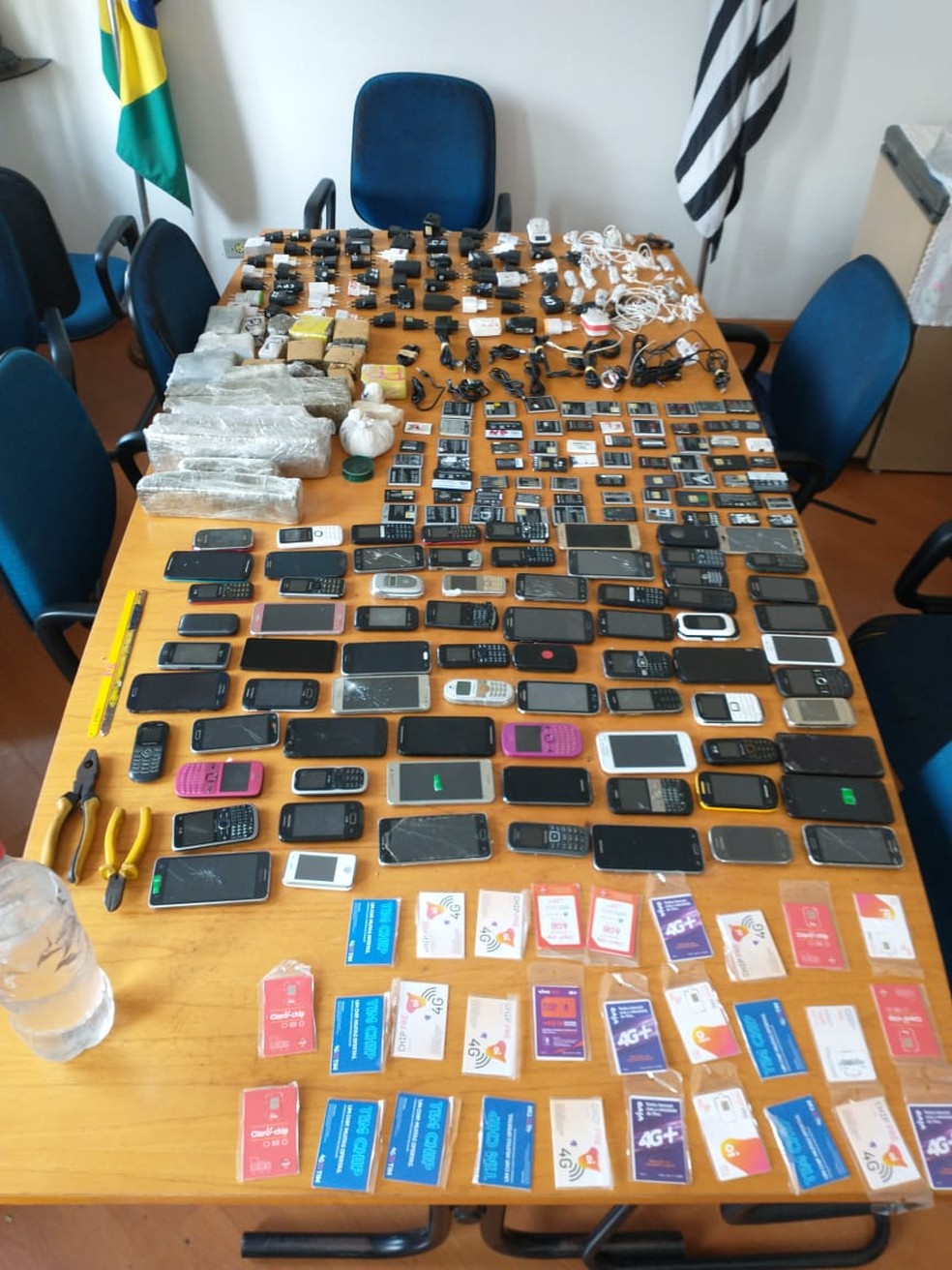 Agentes apreendem mais de 100 celulares e 27 kg de maconha no Pemano em Tremembé — Foto: SAP / Divulgação