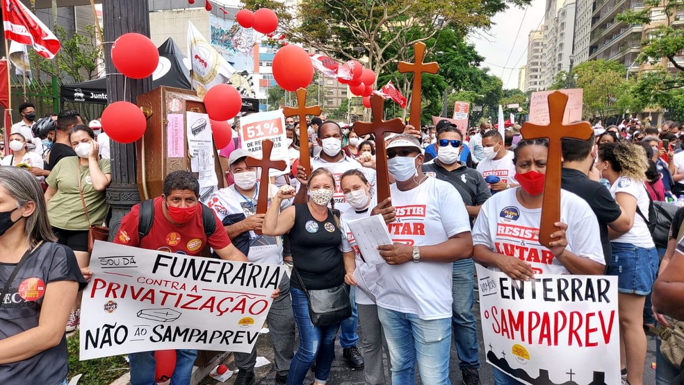 Servidores municipais protestam contra o prefeito Ricardo Nunes (MDB) nesta quarta-feira (13), em frente à Câmara Municipal de SP. — Foto: Rodrigo Rodrigues/g1