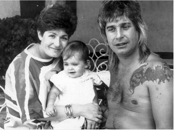 Ozzy Osbourne e Sharon Osbourne em uma foto antiga do casal (Foto: Instagram)