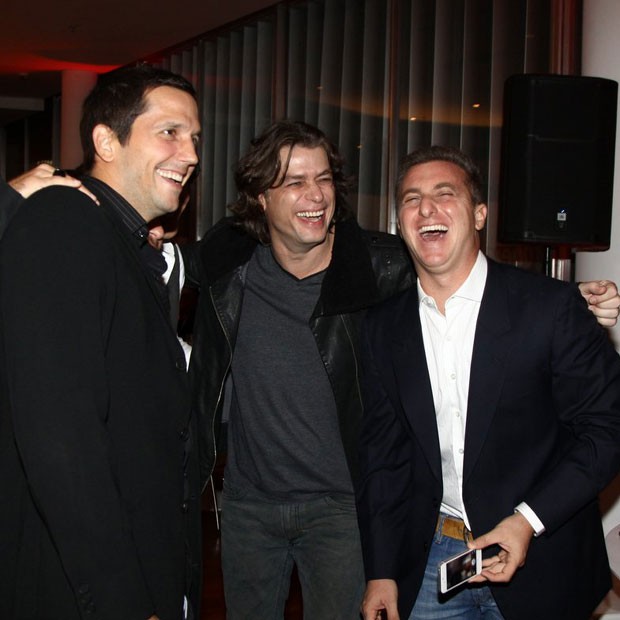 Fábio Assunção (ao centro) ao lado de amigos como Vladimir Brichta e Luciano Huck (Foto: Claudio Andrade/Revista QUEM)