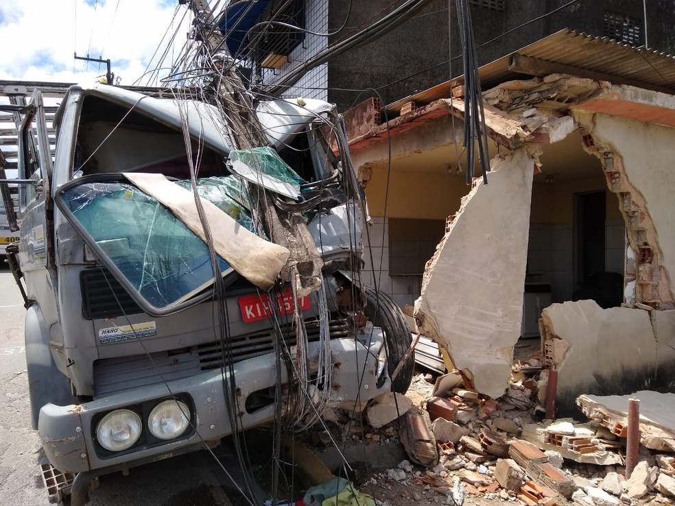 Acidente no quilômetro um de Aldeia deixou um caminhoneiro ferido — Foto: Mhatteus Sampaio/TV Globo