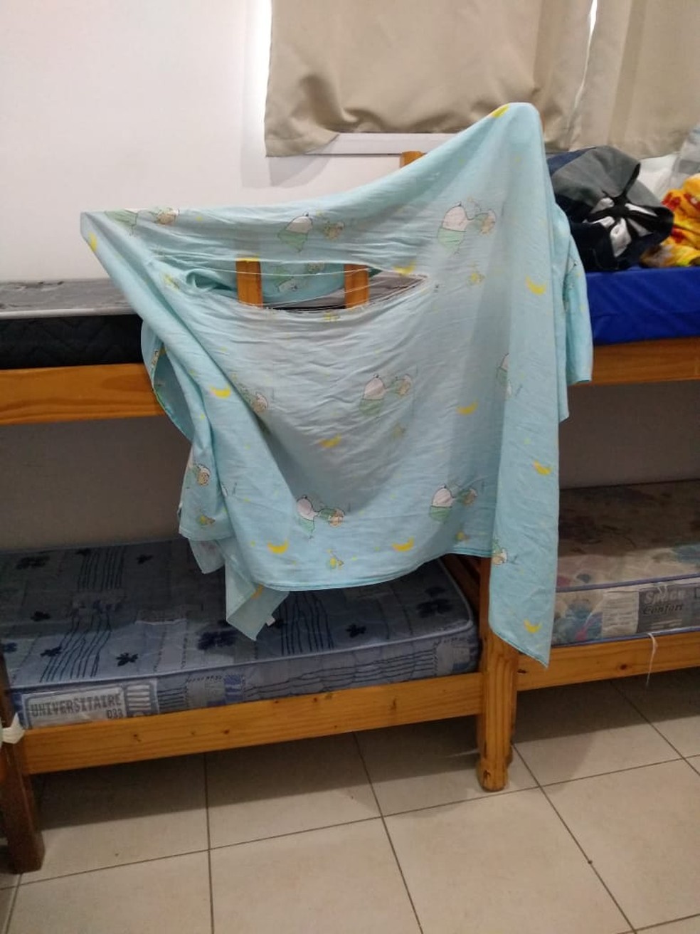 Beliches no cômodo de descanso onde técnico em enfermagem abusava de colegas — Foto: g1 Santos