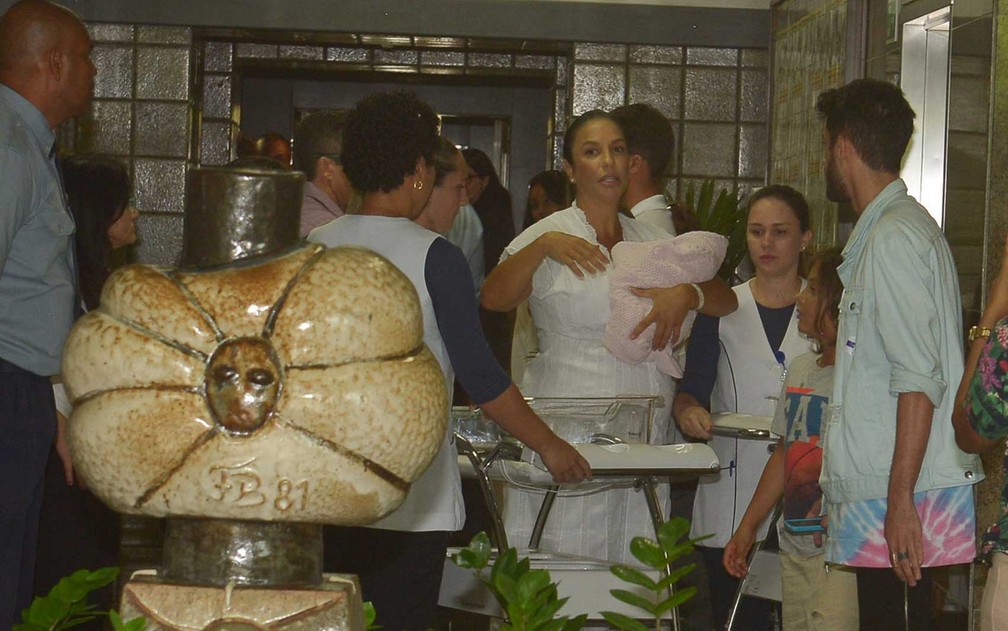 Ivete Sangalo com uma das gêmeasno colo ao deixar hospital em Salvador (Foto: Francisco Cepeda, Daniel Delmiro e Deividi Coarrea/AgNews)