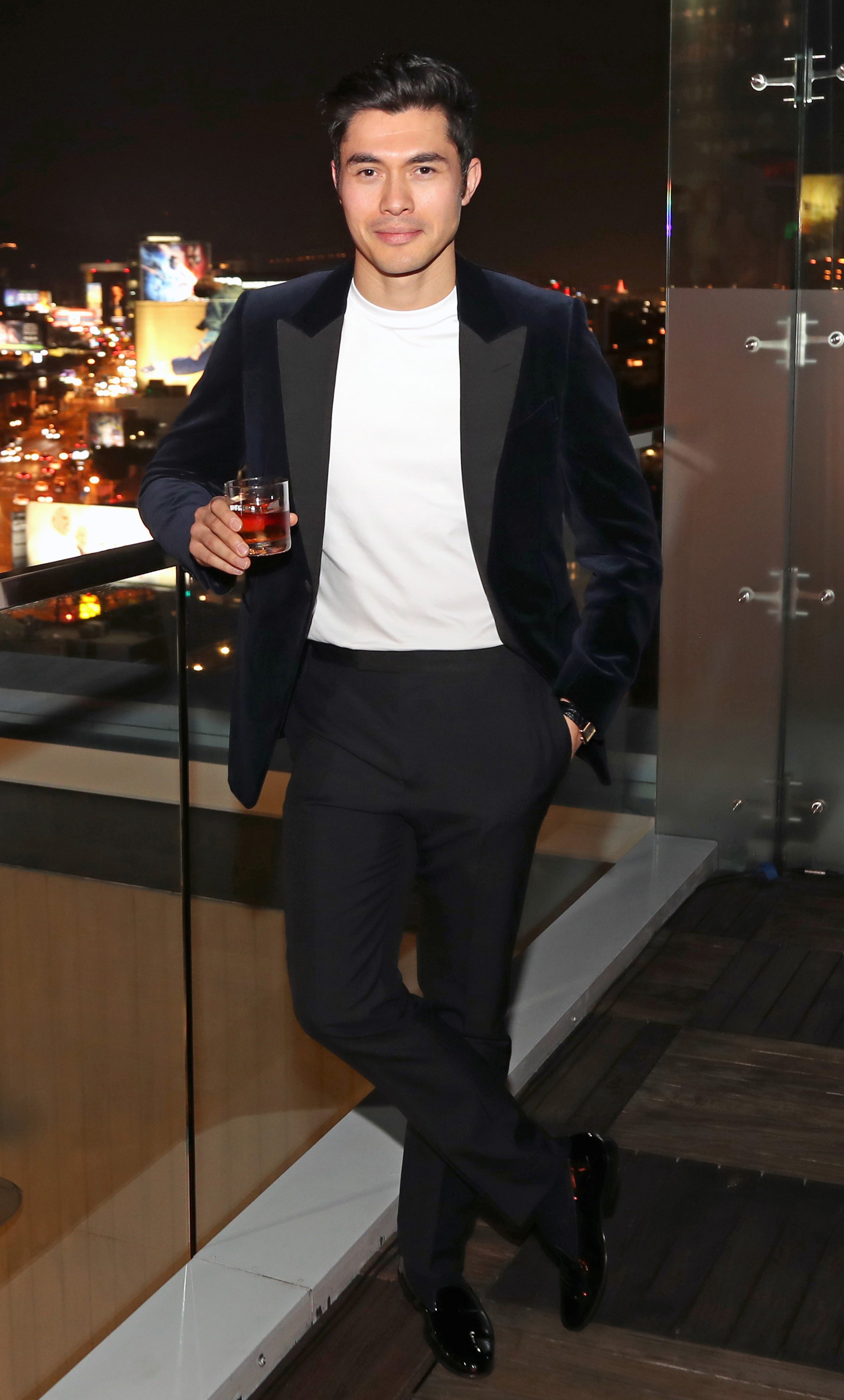 WEST HOLLYWOOD, CALIFORNIA - DECEMBER 10: Actor Henry Golding, Hennessy’s Prestige & Rare Cognac Collection ambassador, attends the brand’s “Greatness is an Odyssey” content series premiere. Produced by Hennessy, the short films chronicle Henry Golding’s  (Foto: Getty Images for Hennessy)