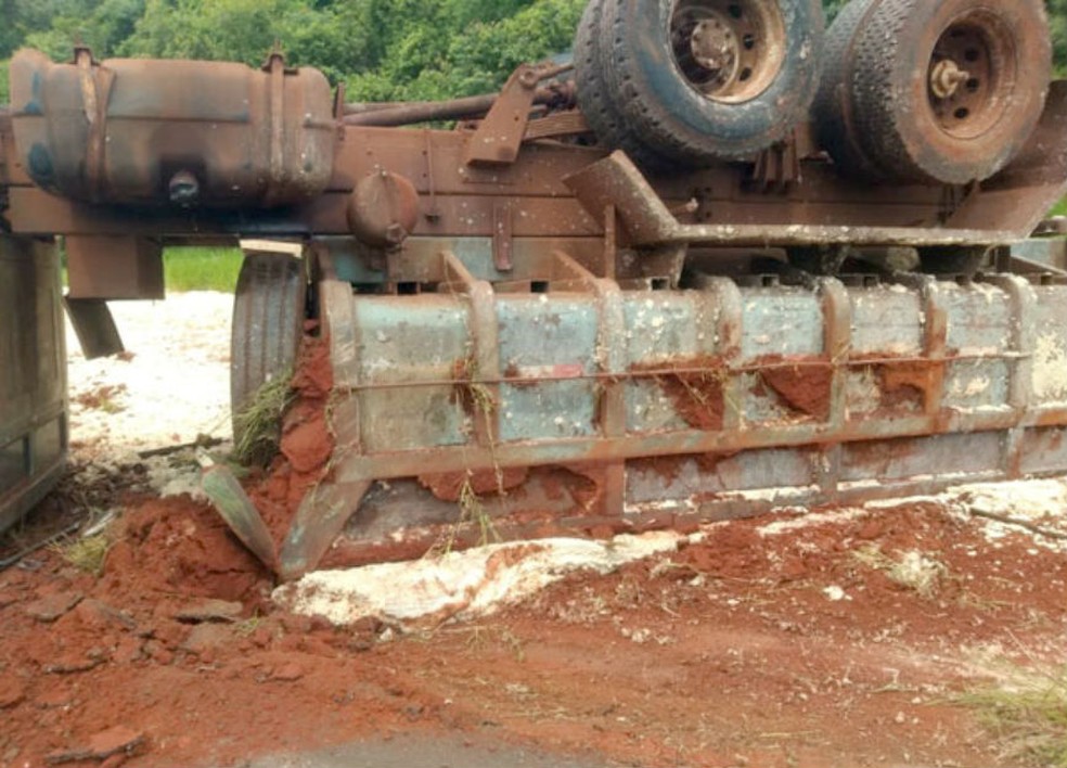 Segundo os bombeiros houve pequeno vazamento de combustível, mas caminhão não pegou fogo — Foto: Assiscity/Divulgação