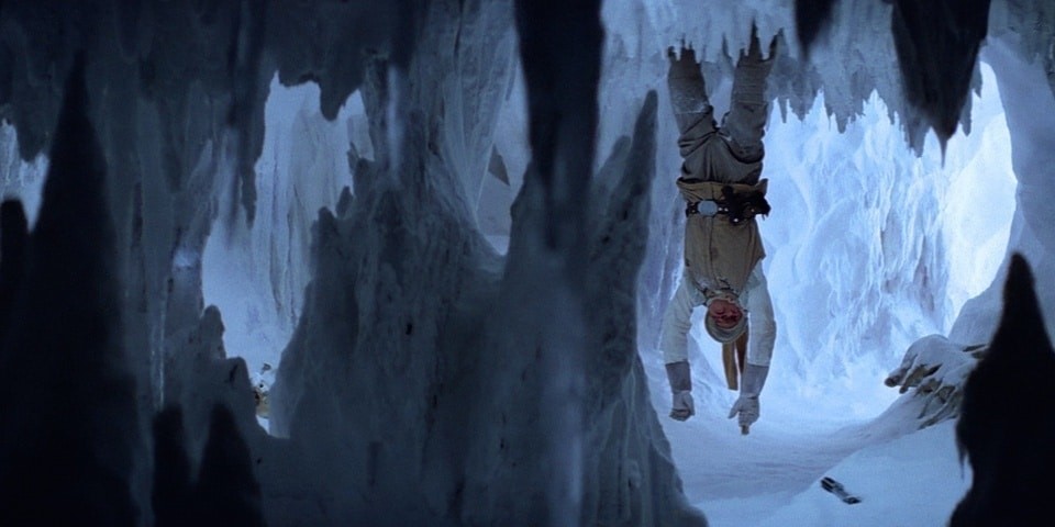 Luke Skywalker fica pendurado quando é sequestrado pela criatura Wampa (Foto: Reprodução)
