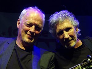 David Gilmour (esquerda) e Roger Waters, em show na semana passada (Foto: Divulgação / Site oficial)