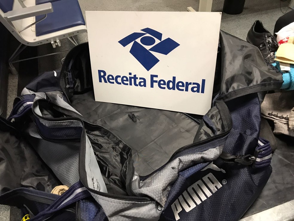 Segundo a Receita Federal, havia cocaína também em um fundo falso da bagagem (Foto: Divulgação/Receita Federal)