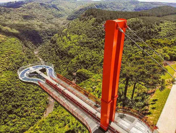 Maior plataforma estaiada do mundo é inaugurada no Brasil e tem passeio de monotrilho (Foto: Skyglass / Divulgação)