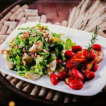 Salada Pollo, do Tra i Gusti (2609-1929): filé de frango, tomate, mix de folhas e alcachofra. R$ 49 - Dani Paiva