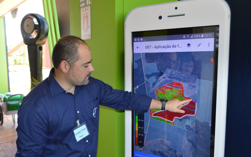 Plataforma monitora e envia dados em tempo real para os operadores de maquinário agrícola e os produtores, permitindo o acompanhamento virtual do plantio, pulverização e colheita — Foto: Anderson Viegas/G1 MS