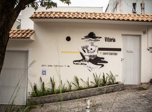 Mural pintado pelo artista Pina com imagem criada por Vitória Leona, que luta pelos povos originários, para o projeto Converse City Forests (Foto: Vurb Filmes / Divulgação)