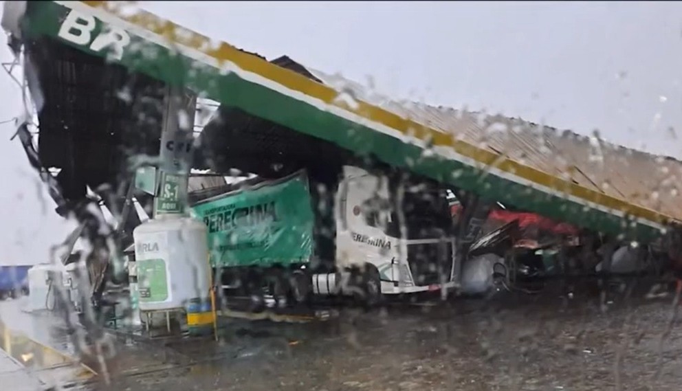 VÍDEO: Caminhoneiro registra momento em que teto de posto de combustível desabou em cima de carretas, em Poções
