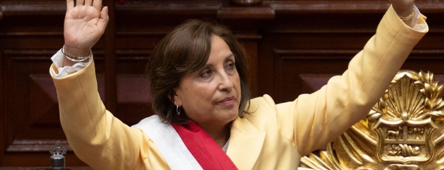 Dina Boluarte é empossada como nova presidente horas após o impeachment de Pedro Castillo, em Lima, Peru — Foto: CRIS BOURONCLE/AFP