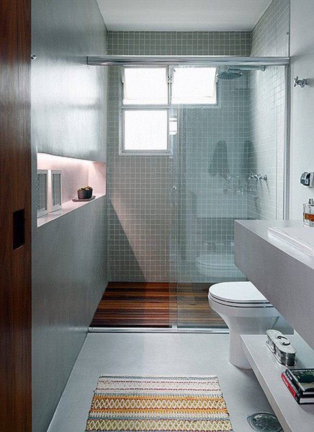 O banheiro, projetado pela arquiteta Luciana Penna, tem dois elementos criativos: janela assimétrica e um rasgo na alvenaria, que recebeu iluminação de LED embutida (Foto: Evelyn Müller / Casa e Jardim)