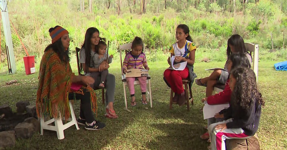 Professora conseguiu neste sábado (23) mostrar à aldeia trabalho sobre os povos indígenas — Foto: RPC Curitiba