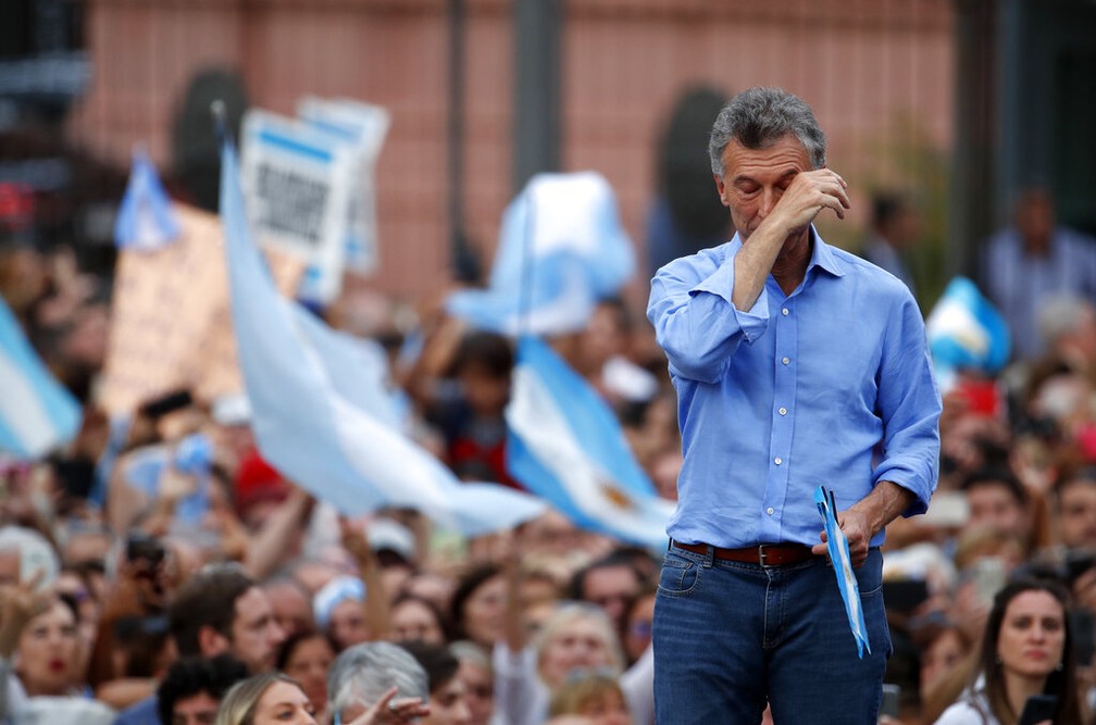 Mauricio Macri seca lágrimas em comício de despedida em frente à Casa Rosada, neste sábado (7) — Foto: AP Photo/Natacha Pisarenko