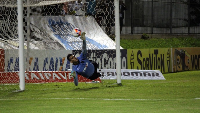 ABC x Bragantino, no Frasqueirão - Saulo, goleiro do ABC defende pênalti (Foto: Diego Simonetti/Blog do Major)