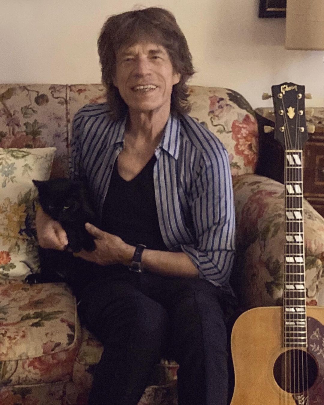 Mick Jagger e seu gato Nero (Foto: Instagram / @mickjagger/ Reprodução)