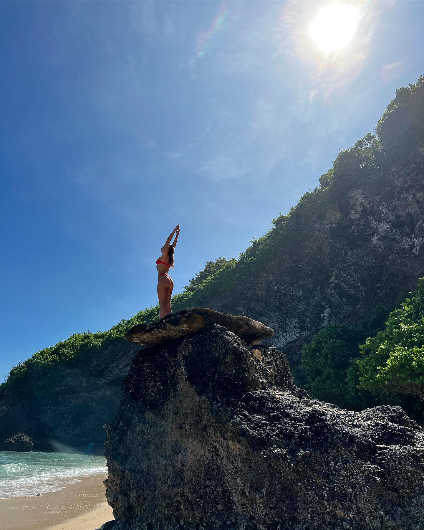 Isabella Santoni posa em paisagem paradisíaca na Indonésia e publica álbum de fotos (Foto: Reprodução / Instagram)