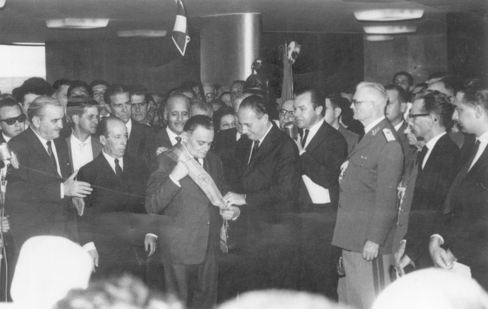 Ranieri Mazzilli entrega a faixa para Castelo Branco, primeiro presidente da ditadura militar  — Foto: Agência Nacional/25.04.1964