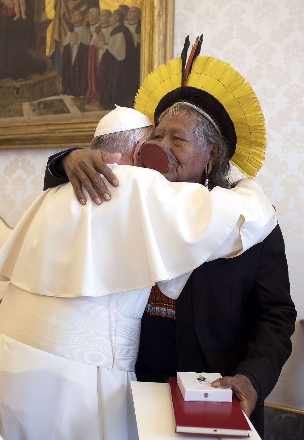 Papa Francisco abraça líder indígena Raoni em encontro no Vaticano, nesta segunda-feira (27)  — Foto: Vatican Media / AFP