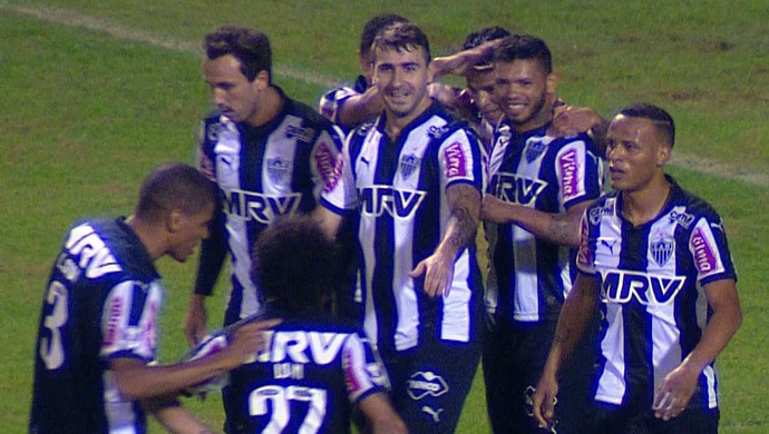 Jogadores do Atlético-MG comemoram gol marcado contra o Avaí (Foto: Reprodução/TVGLOBO)