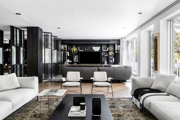 Décor em preto e branco garante luxo e sofisticação em casa de 700 m² (Foto: Itay Benit/Divulgação )