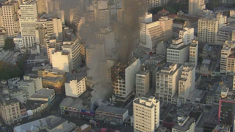 Vista aérea de incêndio na região da 25 de março, nesta segunda (11) — Foto: Reprodução/TV Globo