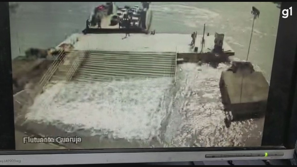Vídeo mostra flutuante da balsa entre Guarujá e Bertioga afundando momento antes de veículos passarem — Foto: Reprodução