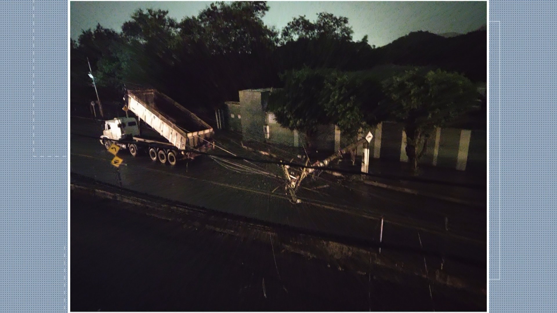 Poste é arrastado por caminhão e moradores ficam sem energia elétrica em Vila Velha, ES 
