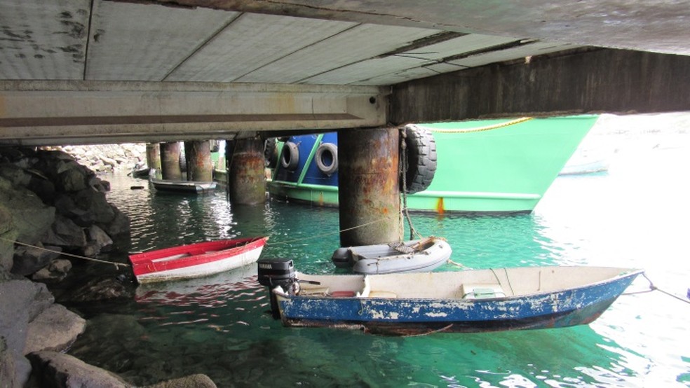 Abaixo do cais é possível ver muitos problemas na estrutura  (Foto: Ana Clara Marinho/TV Globo)
