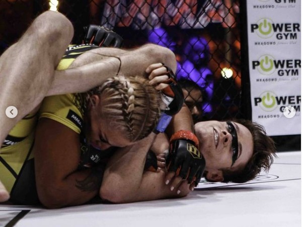 Registro da luta entre Piotrek Muaboy e Ula Siekacz (Foto: Instagram)
