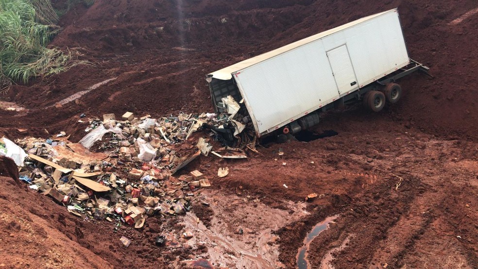 Motorista foi socorrido em estado grave depois de cair na cratera em Botucatu — Foto: Arthur Neves/TV TEM